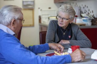 Eine Seniorin beim Begegnungsbrunch