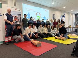 Wissen, was im Notfall zu tun ist: Die Schülerinnen und Schüler der Adolf-Reichwein-Schule haben mit dem Team des Malteser Rettungsdienstes Reanimation geübt