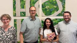 Die Beratungslehrkräfte Frau Reinking (li.) und Herr Steffens (re.) sowie Schulleiter Thorsten Harnischmacher (2. v. li.) verabschieden Frau Brüning-Hempelmann (2. v. re.) und danken für ihr wertvolles Engagement am LFG.