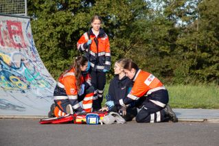 Jugendliche üben Patientenversorung