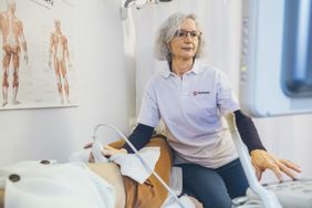 Eine Ärztin untersucht eine Schwangerere per Ultraschall