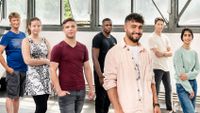 Auf dem Foto sind sieben junge Menschen zu sehen.