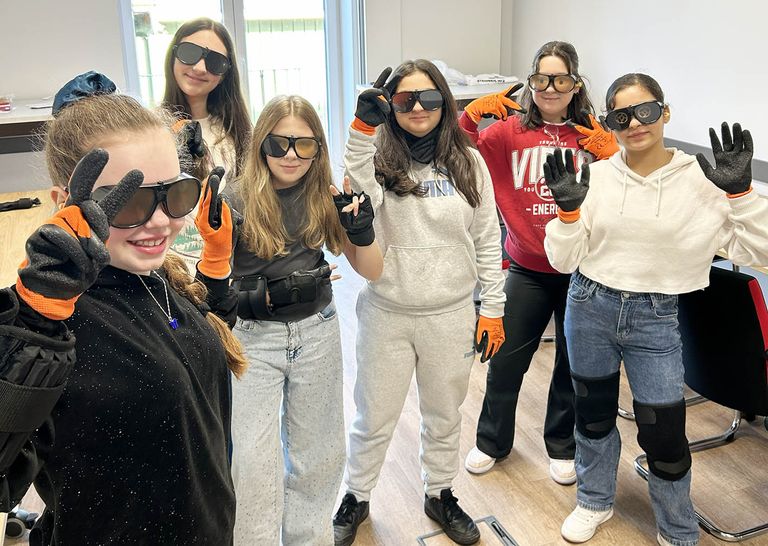 Sechs Mädchen erproben den Malteser Alterssimulator.