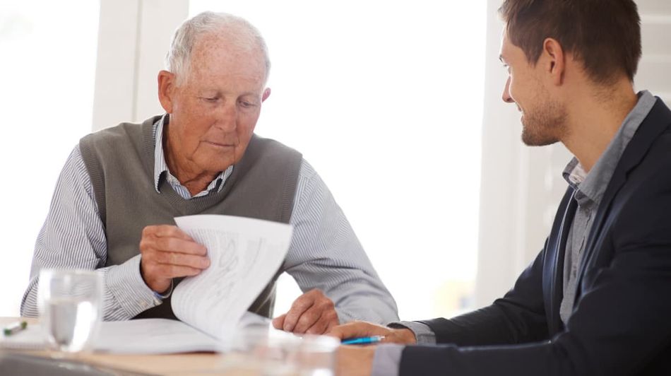 Das Thema Ehrenamt wird von einem alten und jungen Mann beredet.