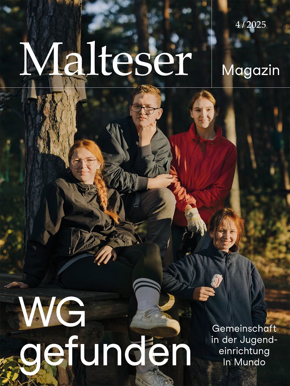 Titelbild Malteser Magazin Ausgabe 04/2025 Vier Junge Menschen sitzen im Wald auf einer Bank oder stehen dahinter und schauen in die Kamera