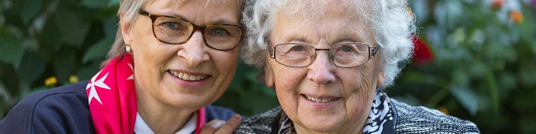 Portrait Malteser Mitarbeiterin und ältere Dame