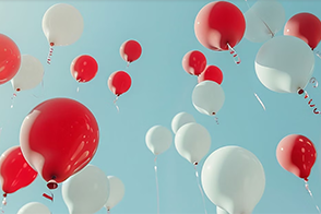 Rote und weiße Luftballons fliegen in den Himmel