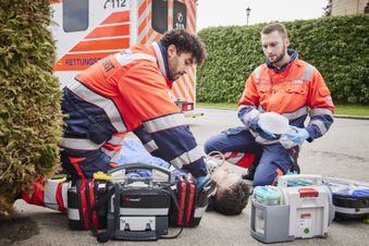 Zwei Sanitäter knien neben einem verletzten. Foto: Kirchner/Malteser
