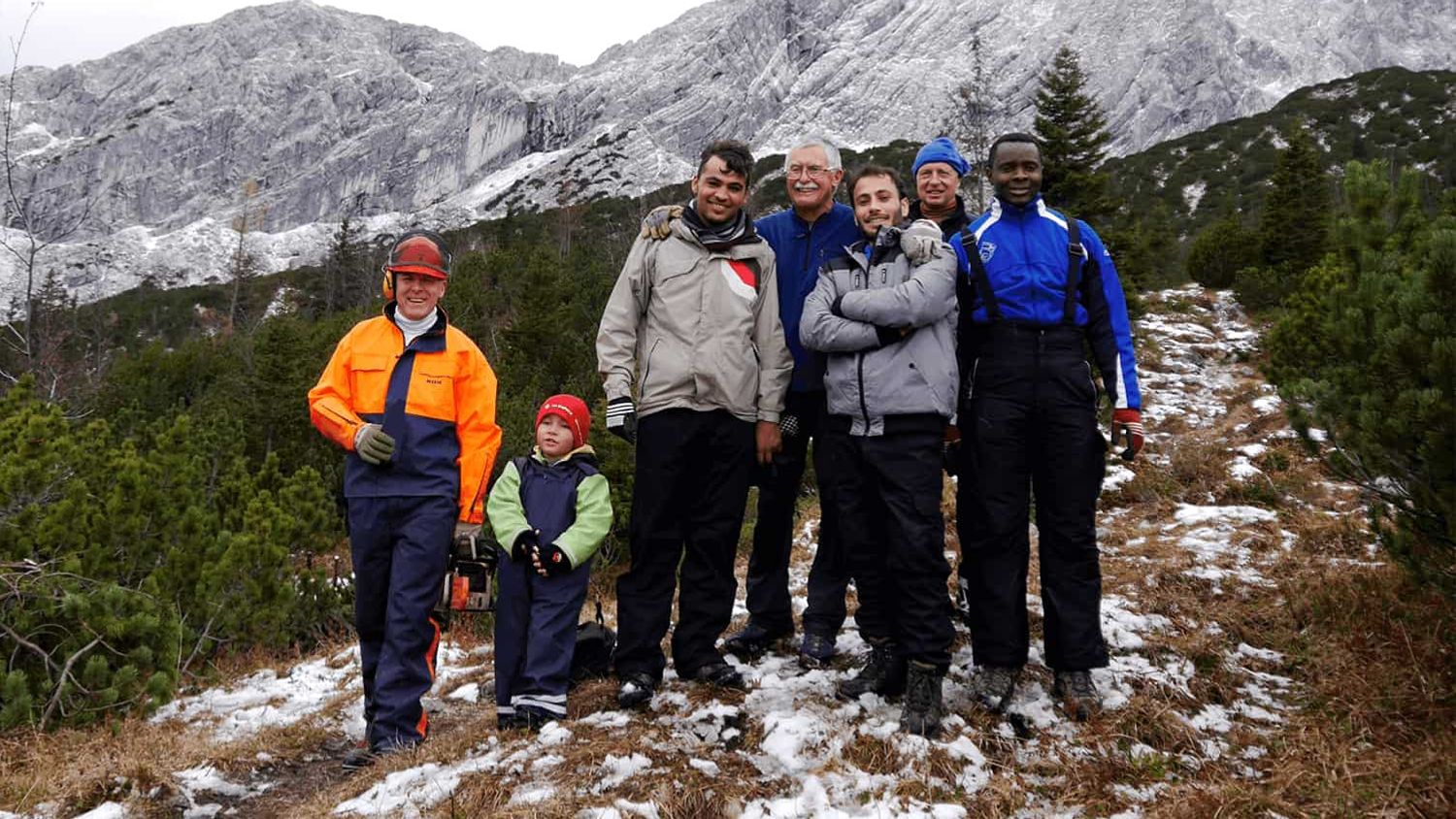 Alpen.Leben.Menschen: Gruppe von Wanderern posieren in den Alpen