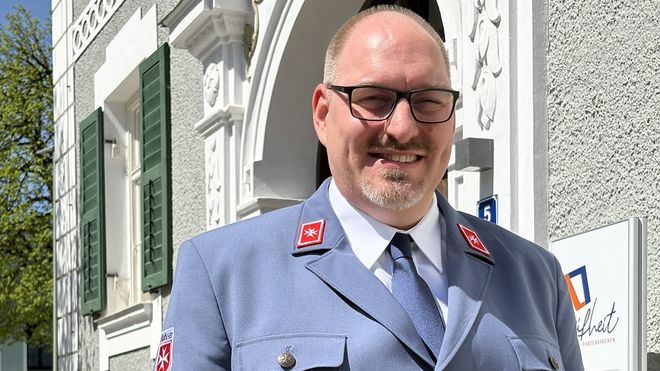 Tomke Albers vor einem Gebäude.