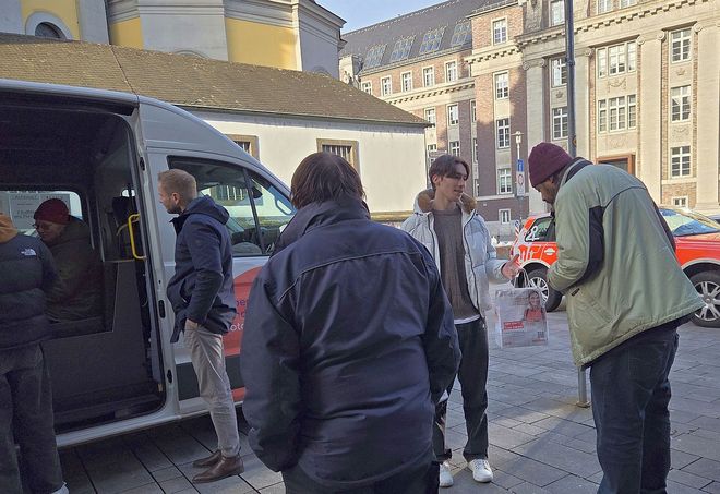 Die Auszubildenden der DIC Henry Schein Dental Deutschland GmbH beim Austeilen der Tüten mit Hygieneprodukten an Gäste von jotdrop des Flingern mobil e. V. 