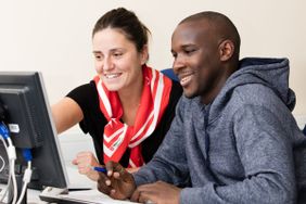 Vielen Deutschlernenden fehlt wegen der Kontaktbeschränkungen unter anderem der direkte Austausch mit Muttersprachlern, wie hier im EDV Kurs. Die Malteser bieten daher viele ihrer Angebote im Integrationsbereich digital an. Foto: Stephanie von Waldstein