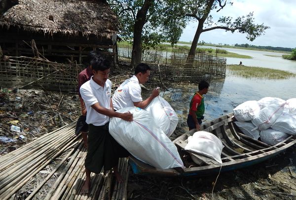 Lebensmittellieferung nach Flut in Myanmar