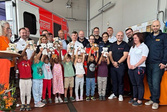 Foto: Monika Gorny/ Johanniter-Unfall-Hilfe e. V. Regionalverband Rhein-Main - AKIK Frankfurt/Rhein-Main e.V. und die Stiftung Giersch übergaben 192 Rettungsteddys an den Malteser Rettungsdienst Frankfurt, damit Kinder in belastenden Einsatzsituationen Trost, Vertrauen und ein Stück Geborgenheit erfahren.