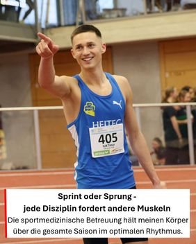 Ein Leichtathlet im blauen Trikot mit Startnummer 405 zeigt auf etwas außerhalb des Bildes.