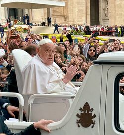 Umjubelt von den Gläubigen - Papst Franziskus wurde am Ostersonntag von rund 20 000 Gläubigen auf dem Petersplatz begrüßt. (Foto: Malteser Speyer)