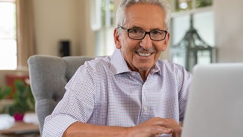 Älterer Mann am Laptop