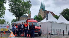 Einsatzfahrzeug der Malteser mit Vertretern der Malteser Magdeburg vor dem Erfurter Dom