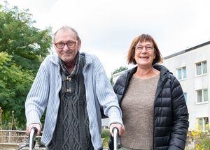 Die ehrenamtliche Bergleiterin und Christian Bartrow gehen draußen spazieren. 