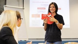 Frau in Malteserkleidung während einer Unterrichtseinheit