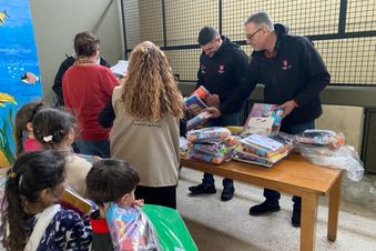 Spielzeug für Kinder wird verteilt.