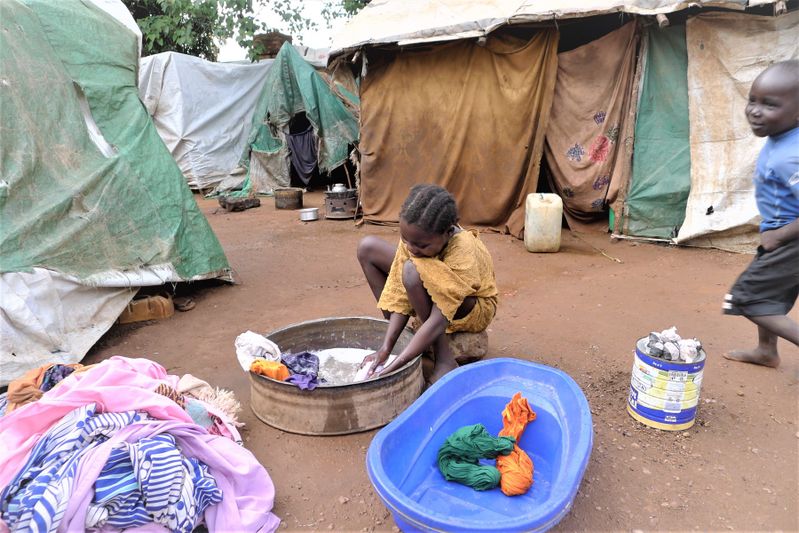 Kinder mit Waschwannen in einem Flüchtlingscamp