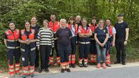 Gruppenfoto mit Mitgliedern der Malteser Rettungshundestaffel und der AG Mantrailing
