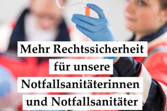 Notfallsaniäter im Einsatz und die Texteinblendung: Mehr Rechtssicherheit für unsere Notfallsanitäter