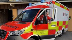 Ein Rettungswagen der Malteser. Aus der leicht geöffneten FFahrertüre blickt Wachleiter Bärschneider heraus.