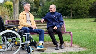 Ein Malteser im Gespräch mit einem Mann