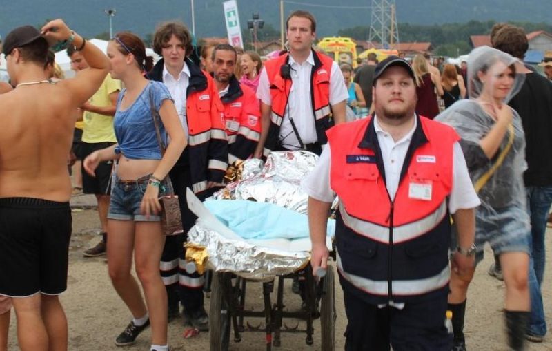 Vier Malteser leisten auf einem Festival Sanitätsdienst