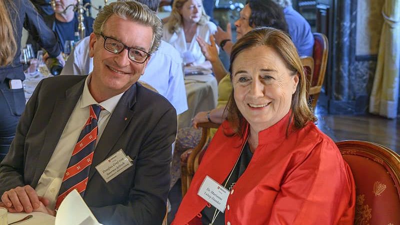 Ein Mann und eine Frau sitzen am Tisch beim Treffen der Stiftungsgemeinschaft 