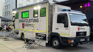 kleiner LKW, auf dem in Großbuchstaben Einsatzleitung Malteser steht