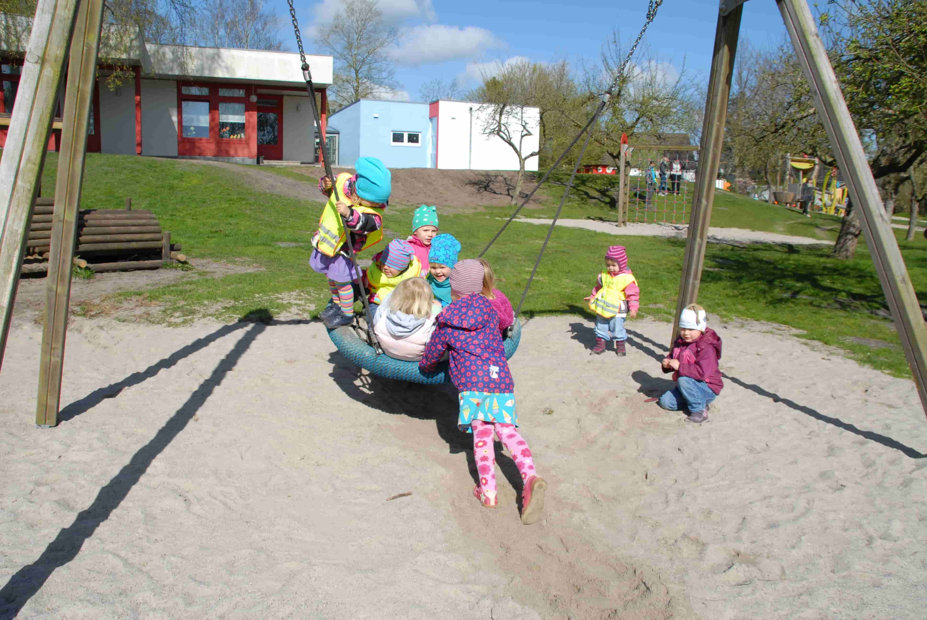 Die Kinder nutzen gerne die Affenschaukel Malteser Kita St. Marien in Flensburg