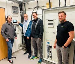 Stolz präsentieren die Verantwortlichen im Zählerraum die neue Photovoltaik-Anlage, die einen bedeutenden Schritt in Richtung nachhaltiger Energieversorgung des Antoniuskollegs darstellt.