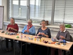 Vier Frauen beim Strickevent in der Diözesangeschäftsstelle Speyer (Foto: Malteser Speyer)