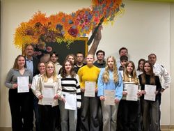 Die neuen Schulsanitäter:innen mit Schulleiter Thorsten Harnischmacher (links), Dunja Hentschel (Malteser Büren – 3.v.l.) und Alexander Hentschel (Malteser Büren – rechts im Bild)