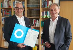 Prof. Dr. Andreas Archut mit seiner Ernennungsurkunde aus den Händen von Hartmut Ihne, Präsidenten der Hochschule Bonn-Rhein-Sieg. Foto: Dominik Pieper/ Hochschule Bonn-Rhein-Sieg 