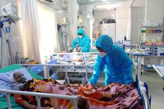 Hilfe für coronainfizierte Menschen in einem indischen Krankenhaus: Foto: CHAI / Malteser International