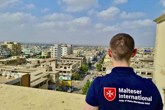 Ein Mitarbeiter von Malteser International blickt von einem Gebäude auf das Stadtzentrum von Port Sudan
