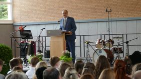 Der Schulleiter begrüßt alle Anwesenden zur Abiturentlassfeier