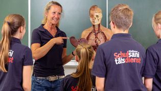 Schulsanitäter lernen Anatomie