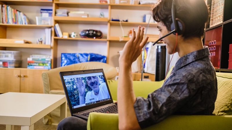 In "Online-Deutsch-Tandems" verabreden sich Menschen online zum Deutsch lernen.