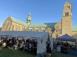 Zelt der Malteser vor dem Hildesheimer Dom