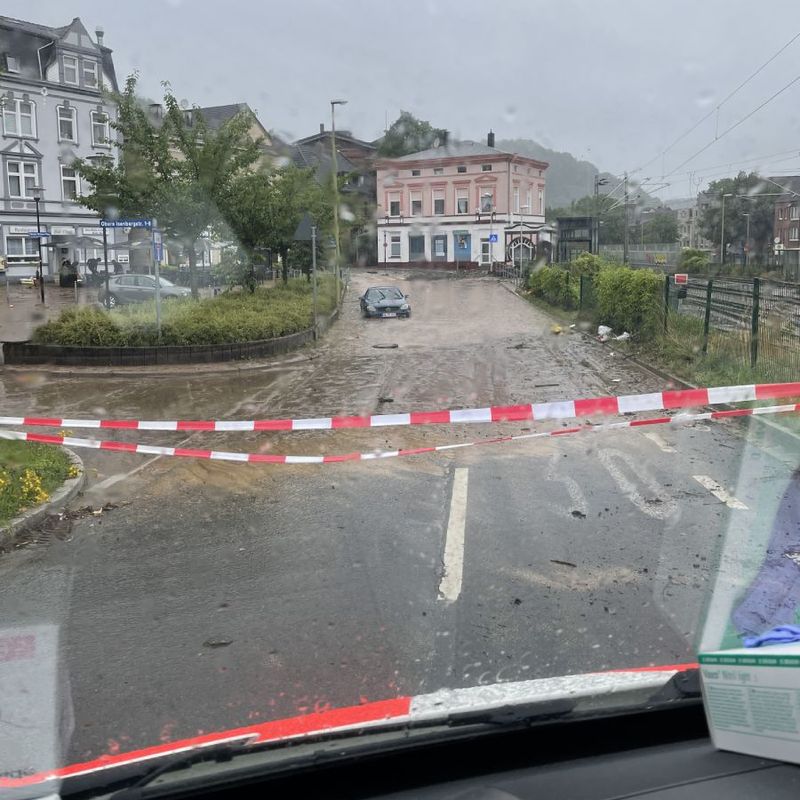 Eine überschwemmte Straße bei Regen.