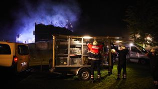 Malteser Einsatzkräfte bauen im Dunkeln nach einem Einsatz ab.