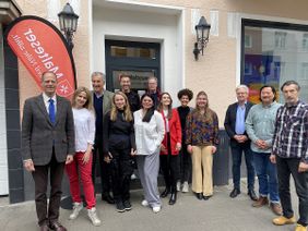 Gruppenfoto vor dem Ladenlokal des Hospizdienstes sinnan in Köln-Sülz mit den Malteser Präsidenten. 