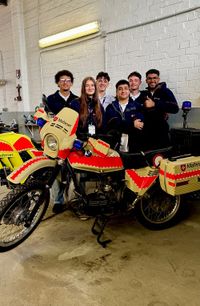 Dass junge Spendenteam steht vor den Maschinen der Motorradstaffel der Malteser Dortmund. Mit solchen Krädern haben die Malteser gerade erst als Melder die Feuerwehren in Hürtgenwald unterstützt. Aktuell sind Tim, Victoria, Nicklas, Amin, Linus und Jabbar (von links) unterwegs. Foto: Schlichter