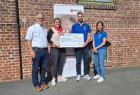 Bildunterschrift: Spendenübergabe in Steinau-Petersberg: Wilfried Wanjek, Leitung Hospizzentrum, Charlotte Schwarz, Koordinatorin, Christopher Leitsch, zweiter Vorsitzender Musikverein Stein-au-Steinhaus, Michelle Neugebauer, Dirigentin nehmen den Erlös aus dem Benefizkonzert des Osthessen Symphonic Winds entgegen. (Foto: Malteser Fulda)