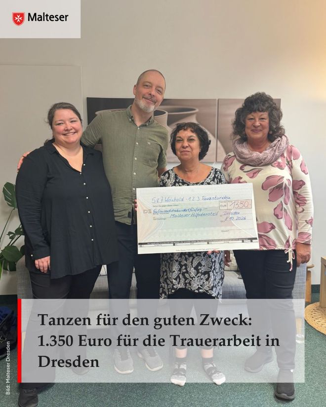 Vier Personen halten einen Scheck über 1.350 Euro für Trauerarbeit in Dresden.